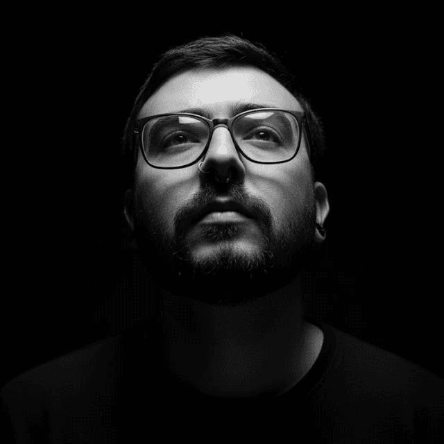 Retrato em preto e branco de Antônio Santana.